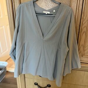 Vince Gray flowy V-Neck Blouse with 3/4 Sleeves